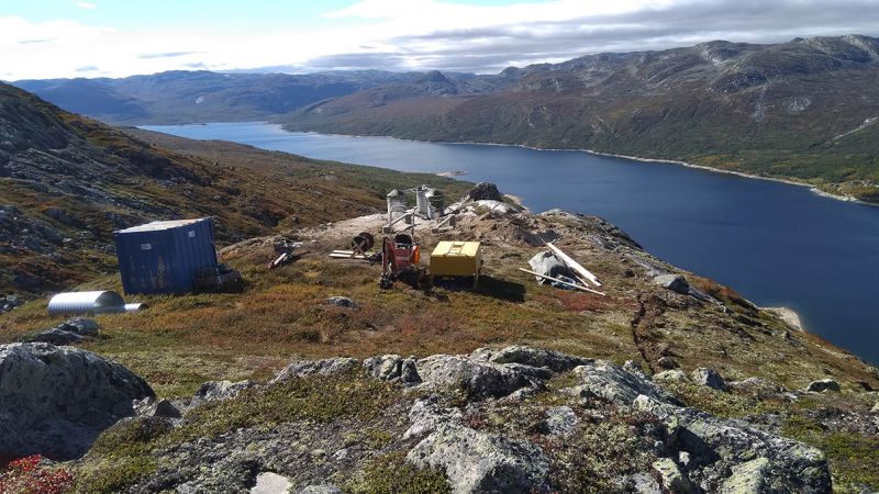 utstyr ifm oppføring av telemast og hytte på fjellet med fjord i bakgrunn