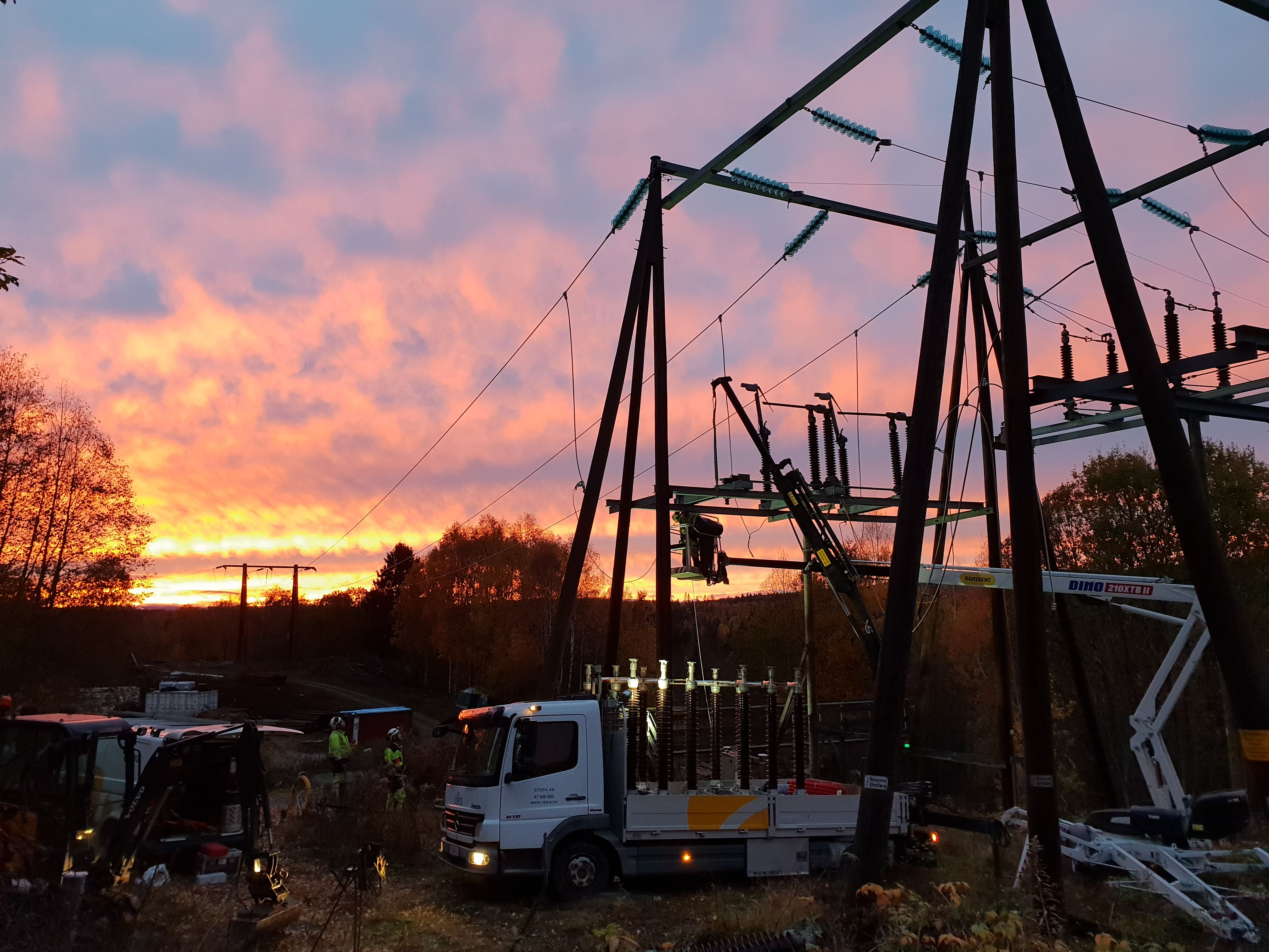 energimontører i arbeid landlig i solnedgang
