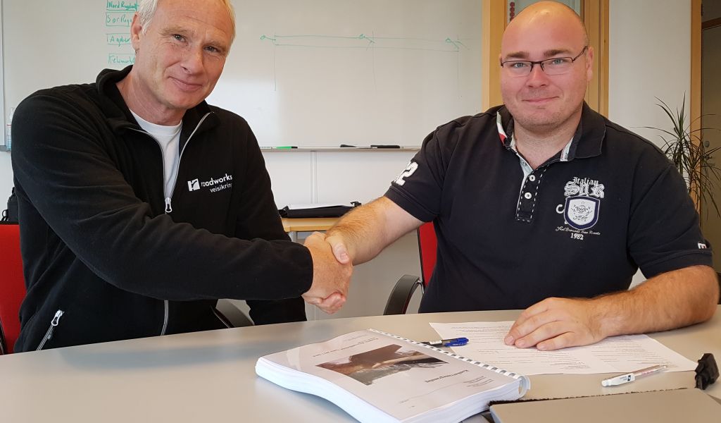to menn håndhilser etter signert kontrakt