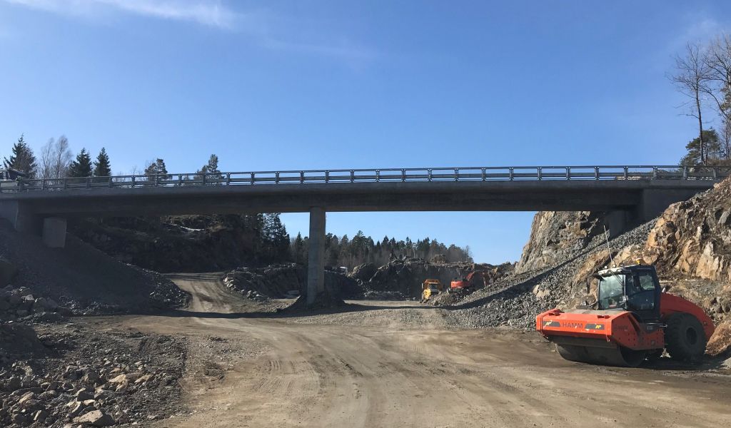 bygging av ny vei - anleggsmaskiner under og på bro