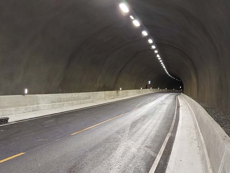 ny tunnel under oppføring med veilys og asfaltert