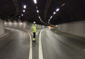 mann står inne i tunnel mellom to løp i veibanen