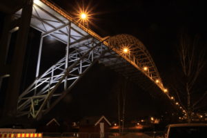 bro med veilys i mørket